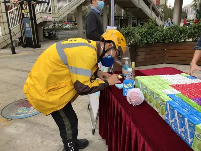最新街頭攤位利器，創新與監管的博弈挑戰街頭經濟新趨勢
